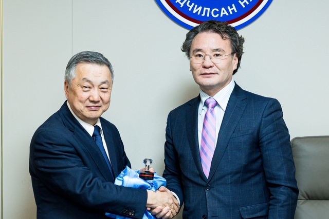 З.Энхболд Ардчилсан Намын Хяналтын Ерөнхий хорооны даргын тамгаа гардан авлаа