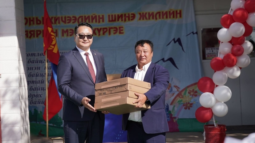 Дундговь аймгийн сургууль, цэцэрлэгийн багш нарыг зөөврийн компьютероор бүрэн хангалаа